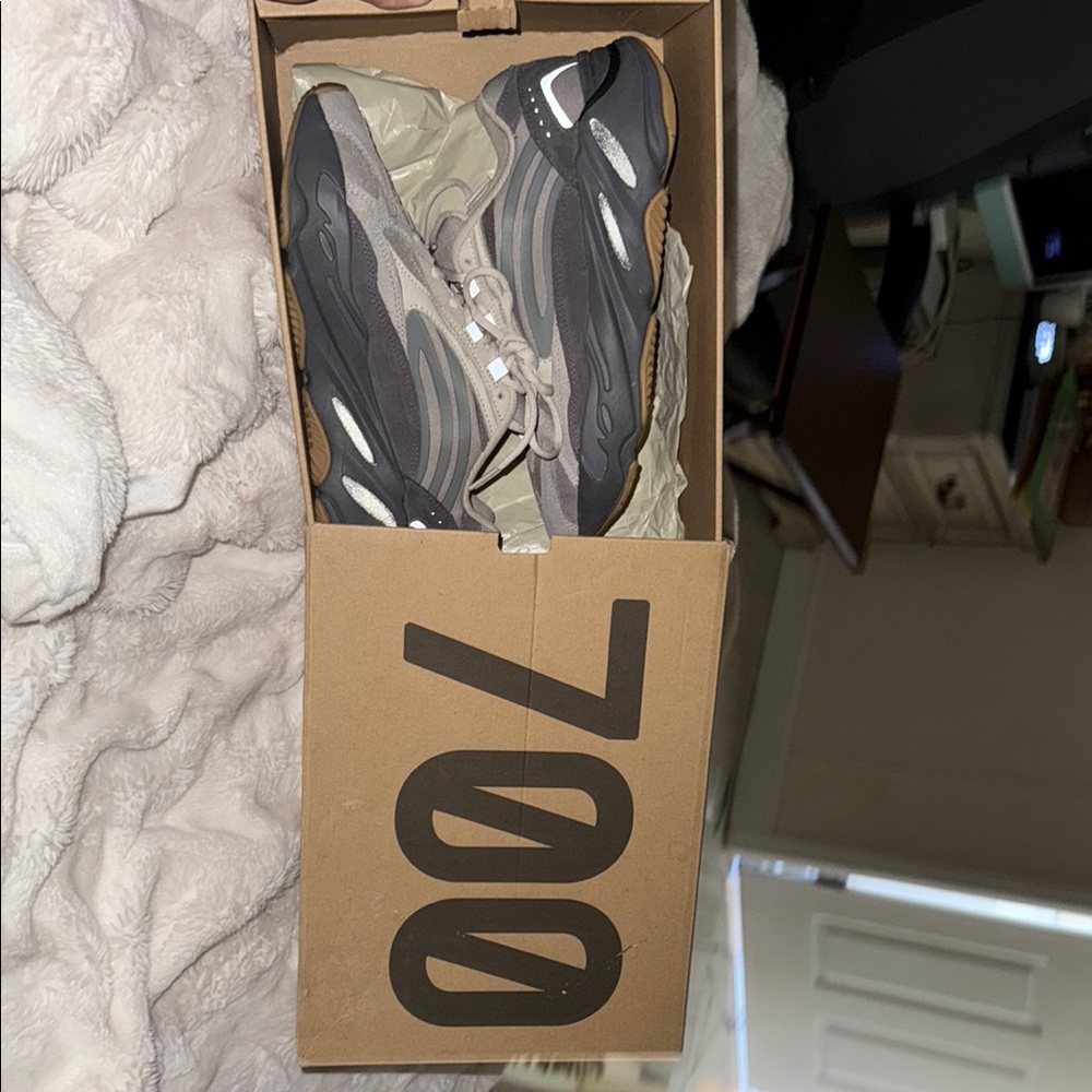 Yeezy boost 700 V2 boys 6 1/2